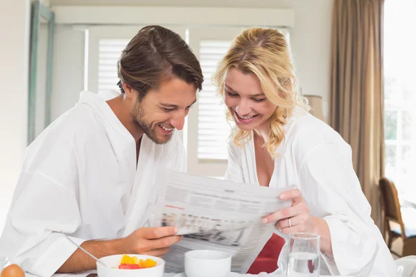 Pareja en albornoces desayunando — Foto de Stock