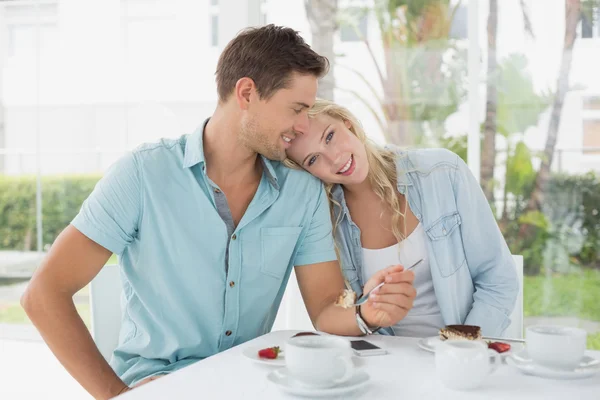 Pareja de cadera tomando desierto y café — Foto de Stock