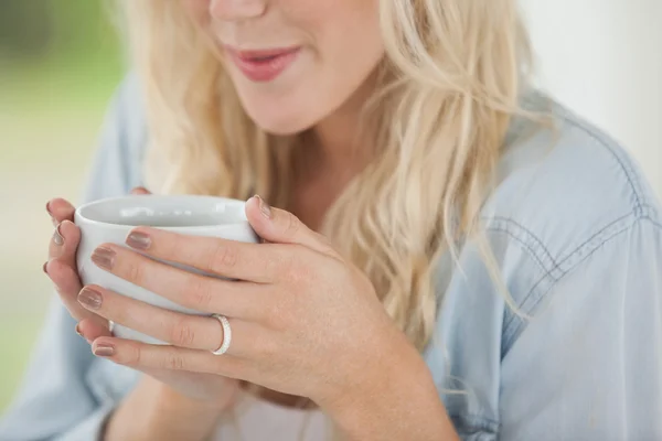 Roztomilá blondýnka drží bílý hrnek — Stock fotografie