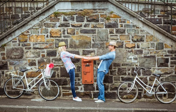 Hip paar dansen door muur met fietsen — Stockfoto