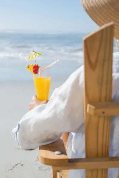 Vrouw met cocktail door de zee — Stockfoto