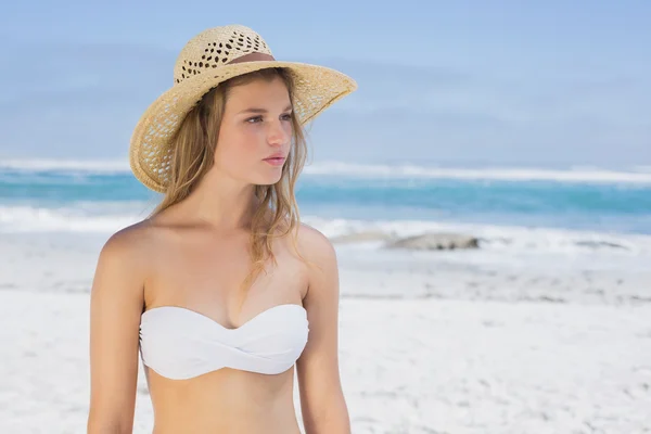Блондинка на пляже в белом бикини — стоковое фото