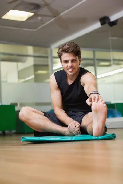 Passen man aan het warmrijden in fitness-studio — Stockfoto