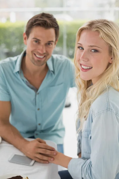 Pareja de cadera sentada en la mesa —  Fotos de Stock