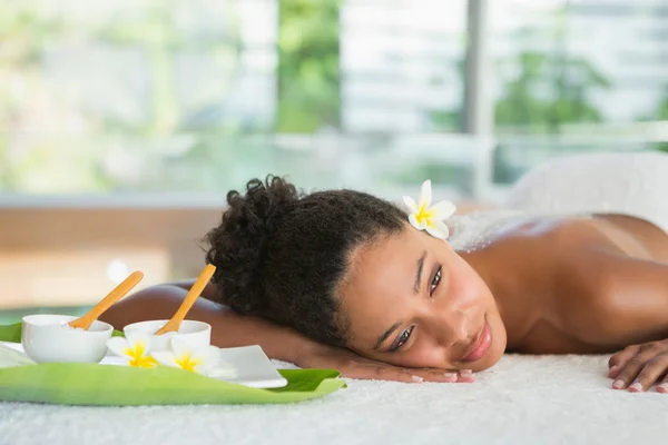 Kvinna ligga på massagebänk — Stockfoto