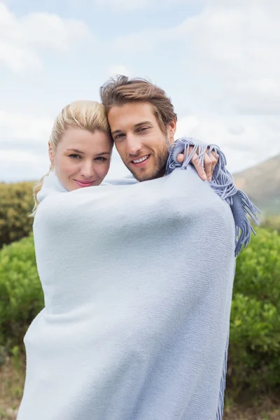 Paar verpakt in deken — Stockfoto