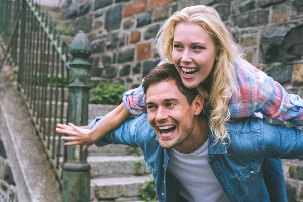 Hüftiges junges Paar hat Spaß — Stockfoto