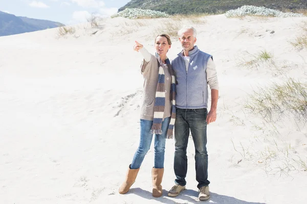 Casal de pé de mãos dadas na praia — Fotografia de Stock