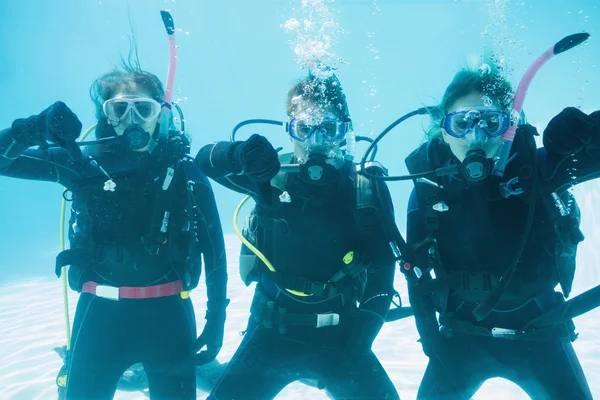 Vrienden op scuba opleiding ondergedompeld in zwembad — Stockfoto