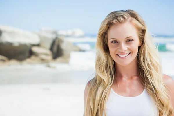 Блондинка улыбается на пляже — стоковое фото
