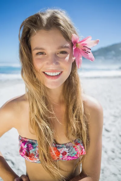 Blondýnka s květina vlasové doplňky na pláži — Stock fotografie