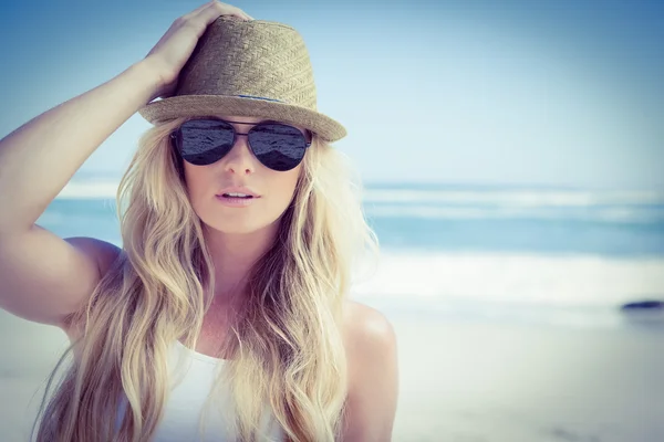 Stylische Blondine blickt am Strand in die Kamera — Stockfoto