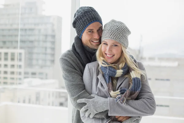 Nettes Paar in warmer Kleidung — Stockfoto