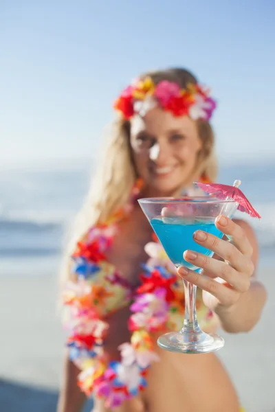 Loira segurando coquetel na praia — Fotografia de Stock