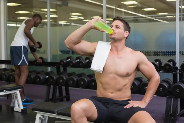 Bodybuilder drinking sports drink — Stock Photo, Image