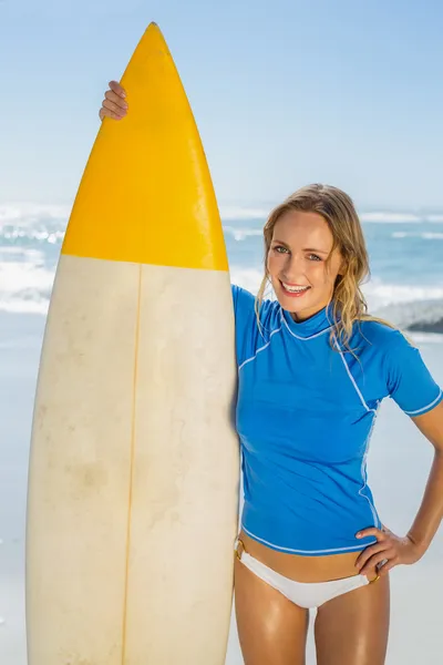 Blond surferów, trzymając jej Zarząd — Zdjęcie stockowe