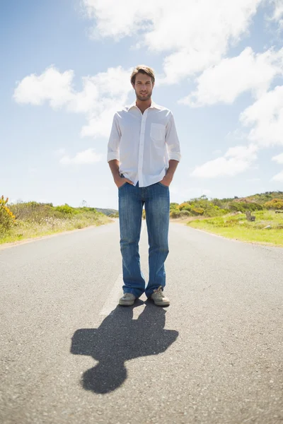 Hombre casual de pie en el camino —  Fotos de Stock