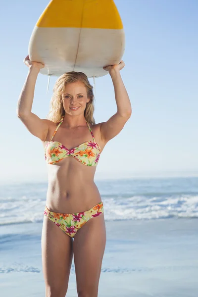 Иlonde surfer in bikini holding her board — Stock Photo, Image