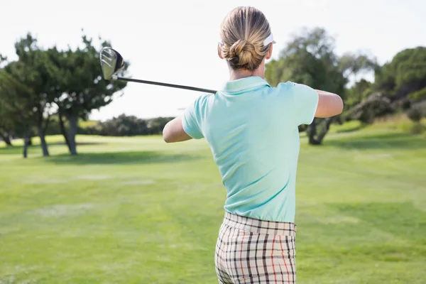 Female golfer taking a shot — Stock Photo, Image