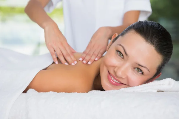 Morena recebendo uma massagem nas costas — Fotografia de Stock