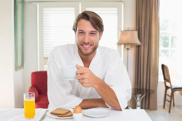 バスローブで朝食を持っている人 — ストック写真