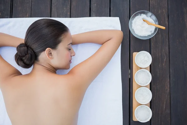 Spokojnej brunetka przy basenie leżącego na ręcznik — Zdjęcie stockowe