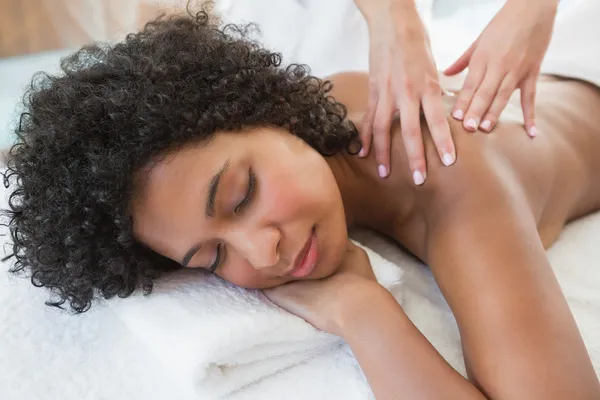 Woman enjoying a shoulder massage — Stock Photo, Image