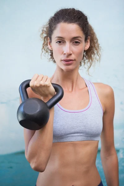 Fit femme tenant kettlebell — Photo