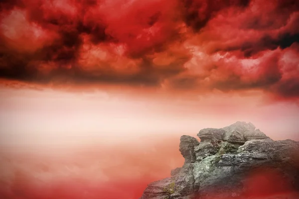 Камень с видом на красное небо — стоковое фото
