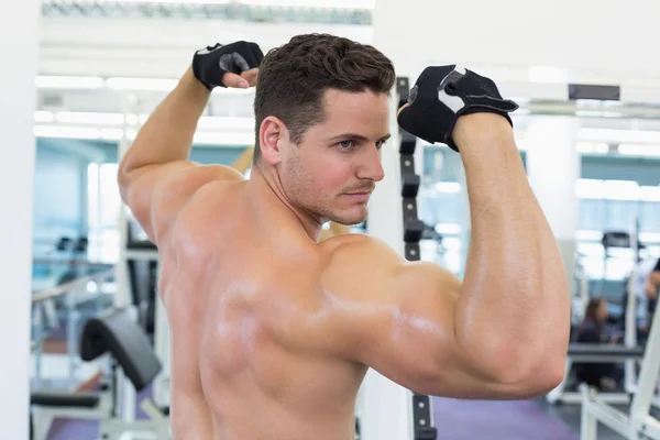 Bar överkropp bodybuilder muskelbygge hans biceps — Stockfoto
