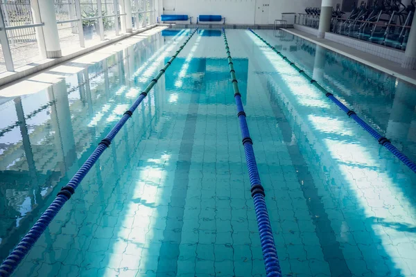 Großer Swimmingpool — Stockfoto