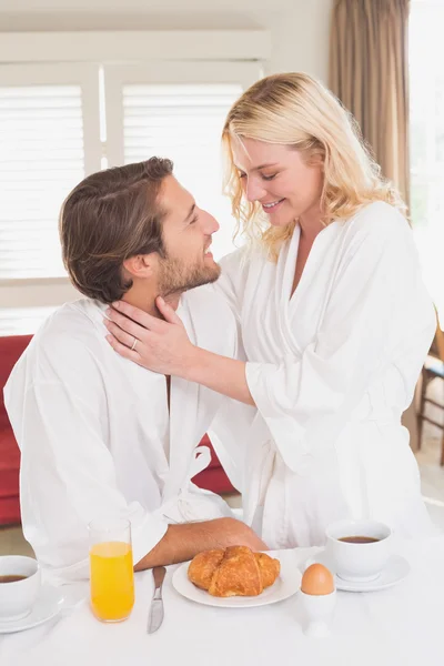 Casal tomando café da manhã em seus roupões de banho — Fotografia de Stock