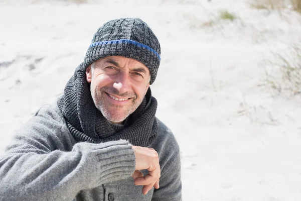 Uomo sulla spiaggia in cappello e sciarpa — Foto Stock