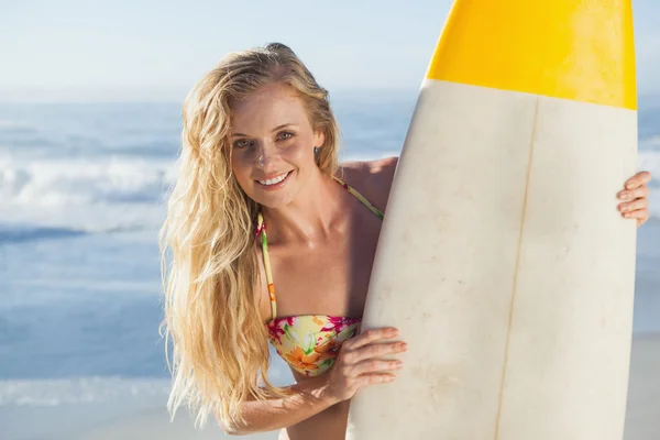 Blonde Surferin im Bikini hält ihr Brett — Stockfoto