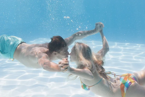 Couple kissing underwater — Stock Photo, Image