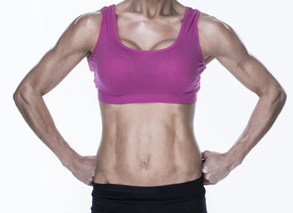 Vrouwelijke bodybuilder poseren — Stockfoto