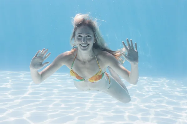 Blonde onder water in het zwembad — Stockfoto