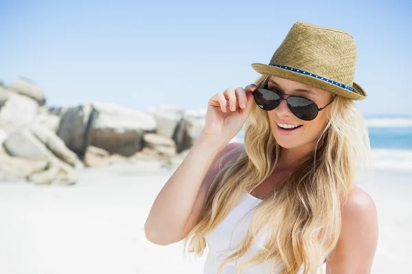 Bionda sorridente sulla spiaggia — Foto Stock