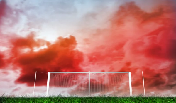 足球目标在红色多云的天空下 — 图库照片