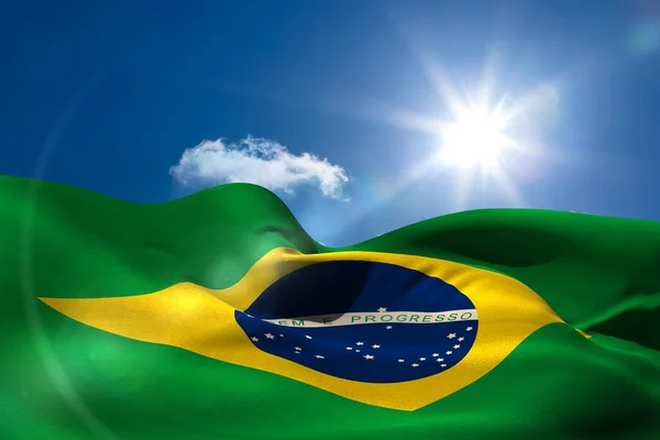 Nationale vlag van Brazilië onder zonnige hemel — Stockfoto