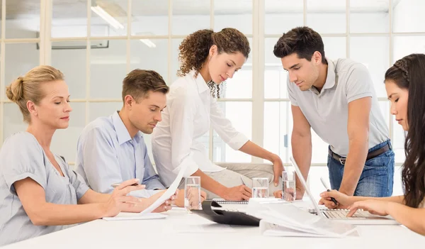 Zakelijke team met een bijeenkomst — Stockfoto