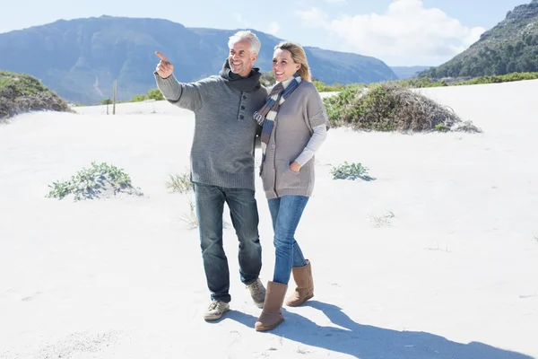 Par promenader på stranden i varma kläder — Stockfoto