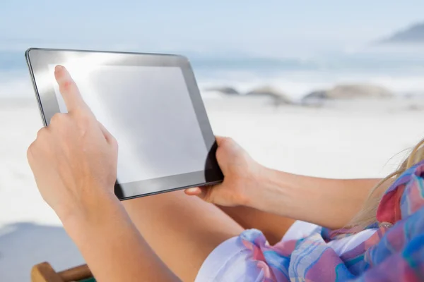 Mulher em cadeira de praia usando tablet — Fotografia de Stock