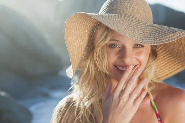 Blonde in stro hoed op strand — Stockfoto
