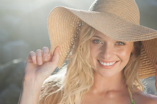 Bionda in cappello di paglia sulla spiaggia — Foto Stock