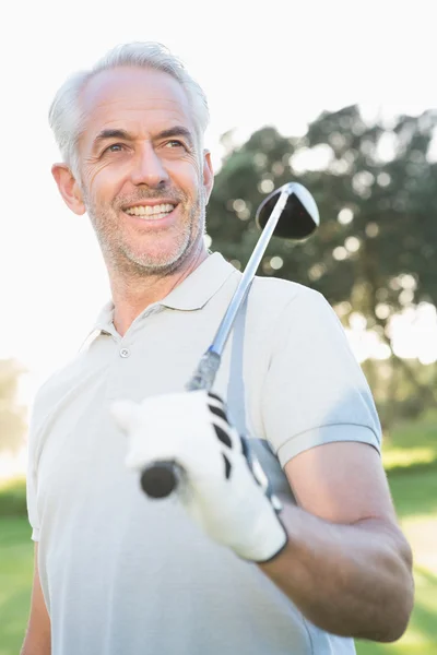 Sorrindo bonito golfista olhando para longe — Fotografia de Stock