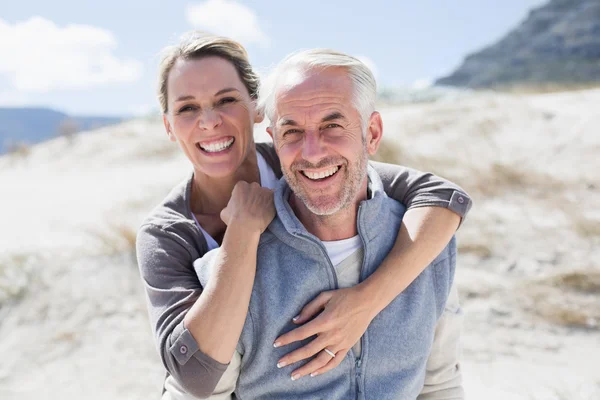 Kramande par på stranden — Stockfoto