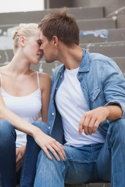 Pareja en denim a punto de besar — Foto de Stock