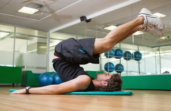 Fit man doing pilates in fitness studio — Stock Photo, Image