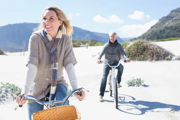 Coppia andare a fare un giro in bicicletta sulla spiaggia — Foto Stock